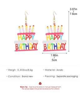 Vue détaillée de boucles d'oreilles gâteau d'anniversaire en acrylique coloré et crochets