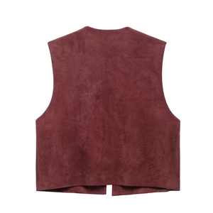 Vista posteriore del gilet bordeaux in finta pelle scamosciata con texture fine e dettagli