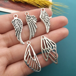 Antike Libellenflügel-Anhänger aus Silberlegierung für DIY-Schmuck in der Hand