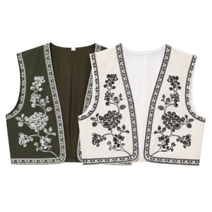 Détail de la broderie florale sur gilets sans manches vert militaire et blanc pour femme