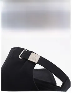 Détail de la casquette noire avec boucle métallique réglable et texture en coton de qualité