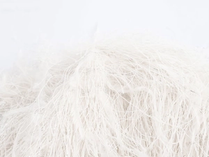 Gros plan sur la texture de fausse fourrure blanche et les fibres douces de la veste