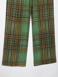 Detail von grün-orangefarbenem Karo-Muster in Grün und Orange auf hochwertiger Twill-Hose