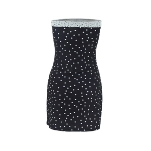 Détail de la robe bustier à pois avec encolure froncée élastique gris clair