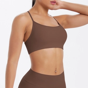 Vue détaillée d'un ensemble de yoga marron avec bretelles croisées et taille haute