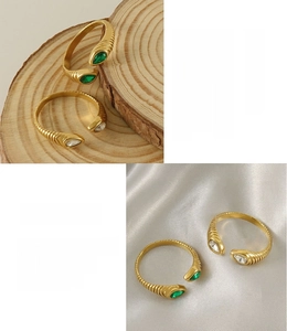 Dettaglio anello in acciaio placcato oro 18K con zircone a goccia e trama a spirale