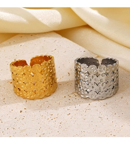 Detail von Gold und Silber Mehrschicht-Ringen mit Hammerschlag-Textur auf Stein