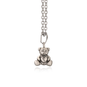 Dettaglio della collana punk con ciondolo a forma di orsetto argentato e finitura lucida