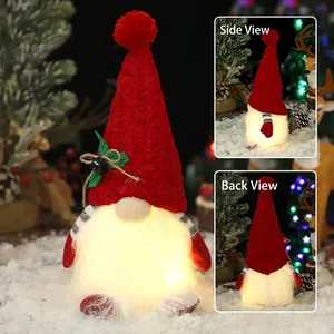 Gnomo di Natale luminoso con cappello rosso a maglia e barba lucente per feste