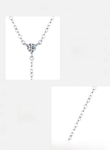 Détail d'un collier en argent s925 avec zircon rond et fine chaîne géométrique en forme de Y
