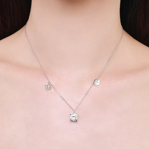 Collana Cancro in argento 925 con pendente in zirconia tonda indossata sul collo