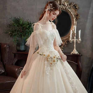 Elegantes champagnerfarbenes Brautkleid schulterfrei mit 3D-Blumenstickerei und Pailletten
