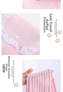 Détail de la bandoulière rembourrée de 10 cm sur le sac de transport matelassé rose