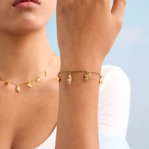 Dettaglio del bracciale in acciaio inossidabile oro 18K con ciondoli a forma di cavalluccio