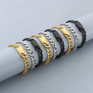 Bracelets gourmette Figaro hip hop en or argent et noir sur un socle gris
