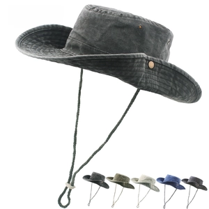 Dettaglio della corda antivento regolabile e degli occhielli in metallo sui cappelli