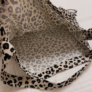 Vista dettagliata dell'interno della borsa tote in tela leopardata con trama vellutata
