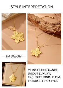Détails macro du pendentif fleur dorée sur une chaîne serpent au style minimaliste