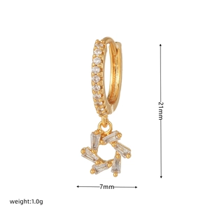 Dettaglio orecchino a stella in oro 21 mm con zirconi e pendente a fiore da 7 mm