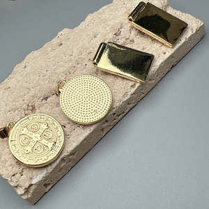 Pendente medaglia di San Benedetto dorato con chiusura rettangolare su pietra beige