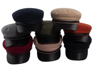 Cappelli piatti in otto colori con corpo in tessuto e tesa in pelle nera