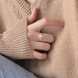 Detail of 925 silver pearl ring with twisted rope band shown on finger