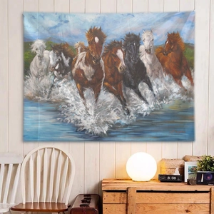 Detailgetreue Wandteppich mit galoppierenden Pferden an einer weißen Holzwand im Wohnzimmer