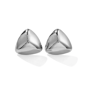 Vue détaillée des boucles d'oreilles triangulaires géométriques en acier poli