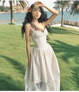 Détail de la robe fleurie française avec bustier corset et bordure en dentelle délicate