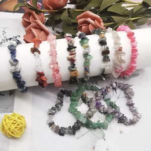 Elastisches Naturstein-Armband-Set mit bunten Türkis- und Quarz-Heilsteinen im Mix