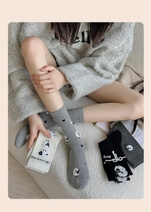 Gros plan de chaussettes en coton avec motifs de moutons mignons et jacquard de cœur