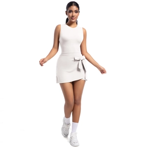 Dettaglio della vita di un abito da tennis bianco con fiocco laterale e tessuto elastico