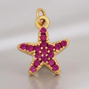 Détail d'un pendentif étoile de mer plaqué or serti de cristaux roses éclatants