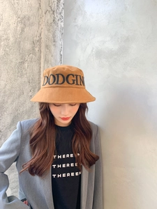 Détail du chapeau bob en coton marron caramel avec broderie de lettres noires DODGING