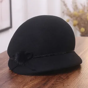 Chapeau cloche élégant en laine de vison noire avec ruban et pompon à paillettes