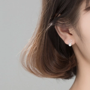 Detailed close-up of S925 silver pearl stud earring worn on ear with cross line design
