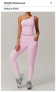Détail de l'ensemble de yoga rose cerise avec haut asymétrique et legging à taille haute avec poche