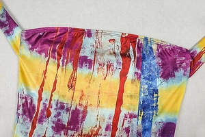 Détail de l'imprimé tie-dye coloré et des coutures sur la robe élastique sans manches