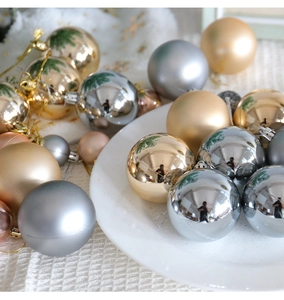 Détail de boules de Noël en or et argent sur une élégante assiette blanche