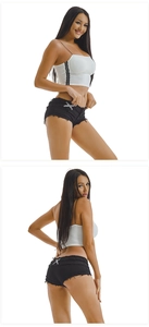 Λεπτομέρεια από σέξι λευκό crop top και μαύρο τζιν σορτς με πλαϊνές ρίγες και κρόσσια