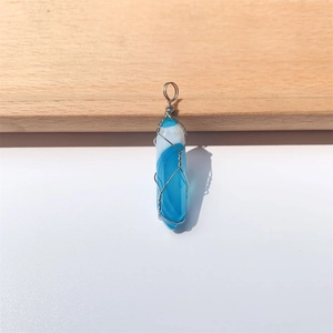 Handgemaakte blauwe agaat hexagonale kristallen hanger met zilveren draad gewikkeld design