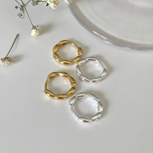 Minimalistische S925 Sterlingsilber Bohnenringe in Gold und Silber auf grauem Grund