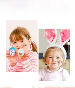 Enfants portant des tatouages de Pâques avec motifs de lapins et d'œufs sur le visage