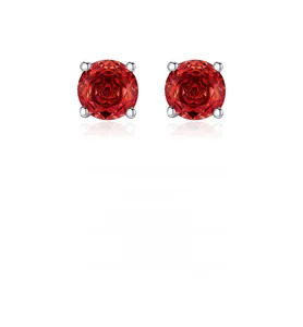 Dettaglio degli orecchini a perno con cristallo rosso taglio rosa in argento