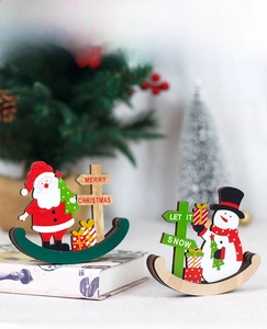 Détails de culbutos de Noël en bois représentant le Père Noël et un bonhomme de neige