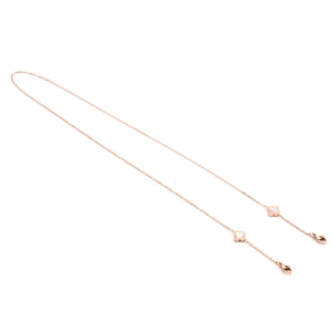 Detail der roségoldenen Kleeblatt-Brillenkette mit weißen Anhängern und Karabinern