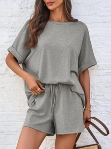 Detail von grauem Kurzarm-T-Shirt und Kordelzug-Shorts-Set mit Strickstruktur