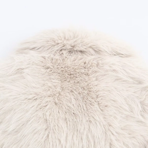 Macro della trama di pelliccia sintetica beige con dettagli in morbido peluche denso