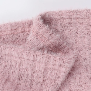 Gros plan de la texture en fausse fourrure rose et des coutures détaillées sur la robe sexy