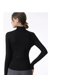 Vue détaillée de la poche arrière zippée sur une veste de sport noire ajustée
